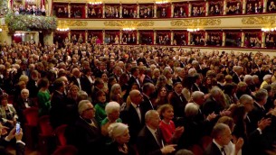 Grida "Viva l'Italia antifascista" alla Scala e viene identificato, è bufera