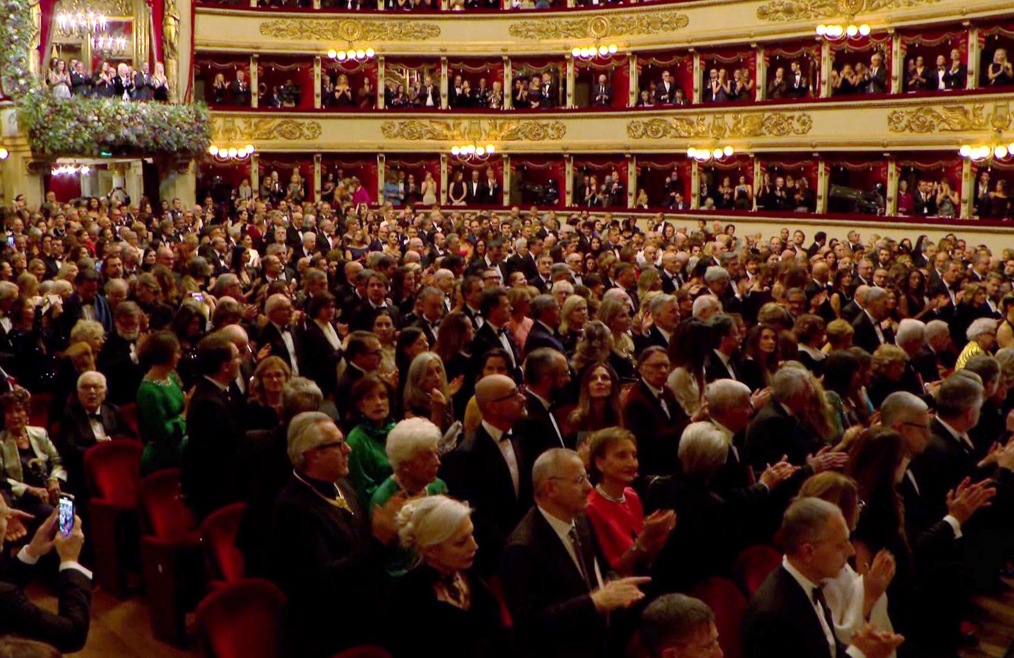 Grida "Viva l'Italia antifascista" alla Scala e viene identificato, è bufera