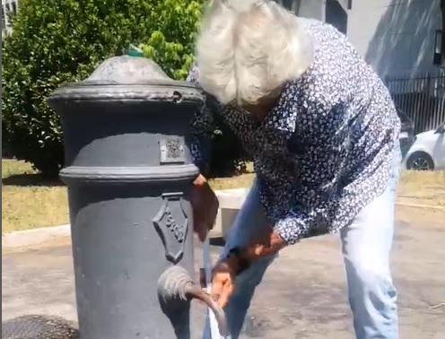 Grillo torna in stile 'brigate di cittadinanza': "È 9° tombino che stappo oggi" - Video