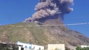 Grossa esplosione a Stromboli, incendi e tanta paura