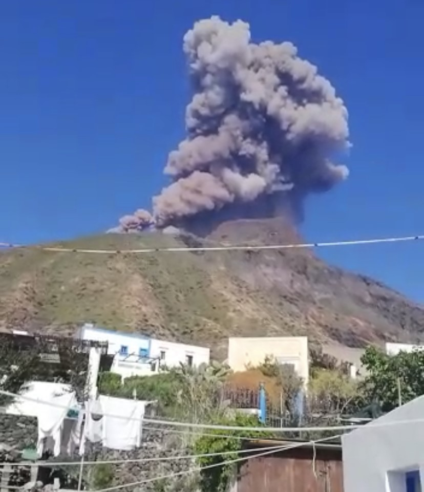 Grossa esplosione a Stromboli, incendi e tanta paura
