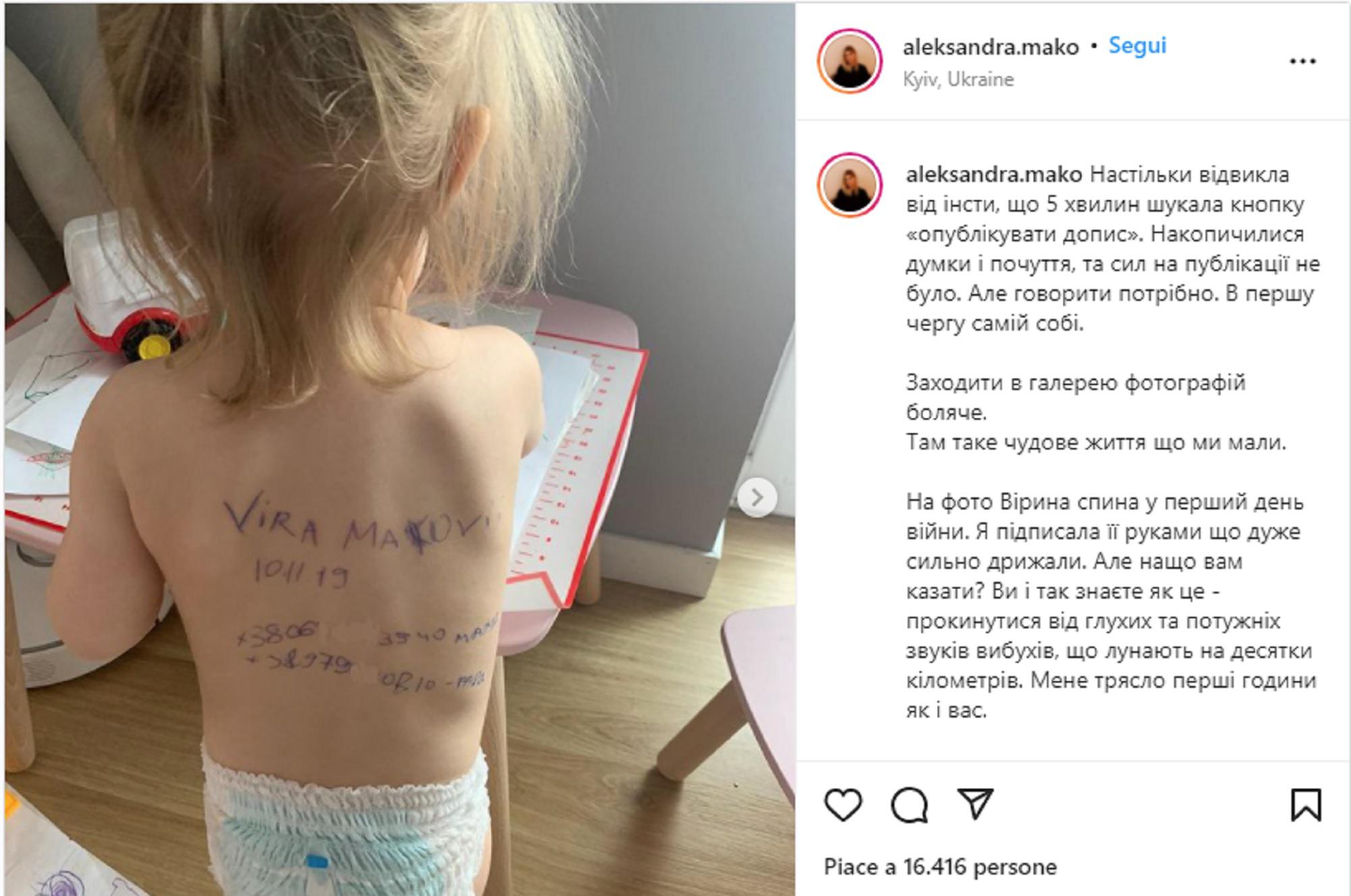 Guerra Ucraina, bimba con nome scritto addosso in caso madre muoia: la foto simbolo