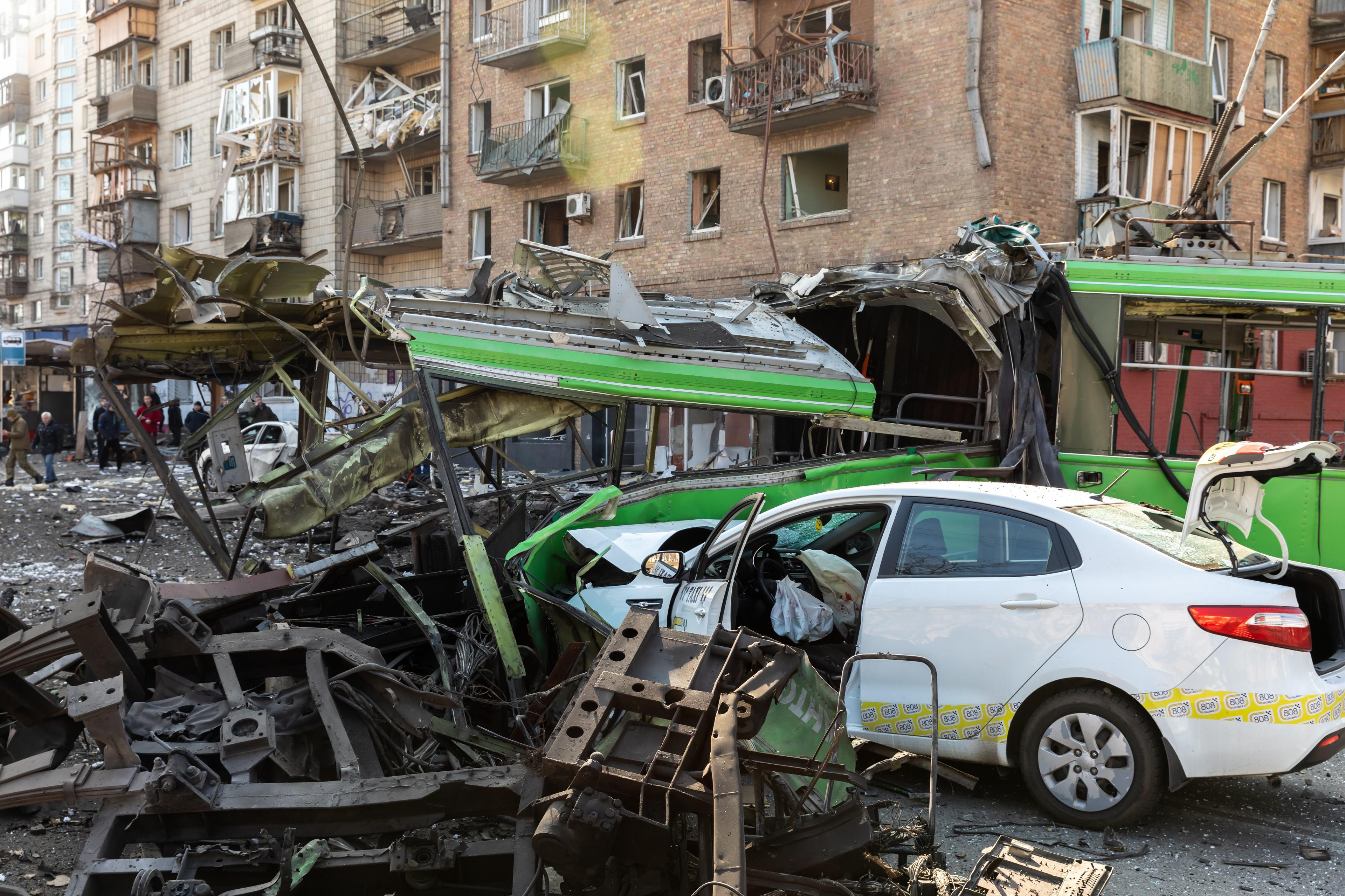 Guerra Ucraina, fonti Kiev: "A Mariupol russi disseppelliscono corpi nei cortili"