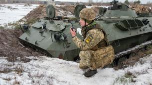 Guerra Ucraina, il decalogo della Difesa ai russi per la resa: "Mani vuote e sventola pezza bianca"