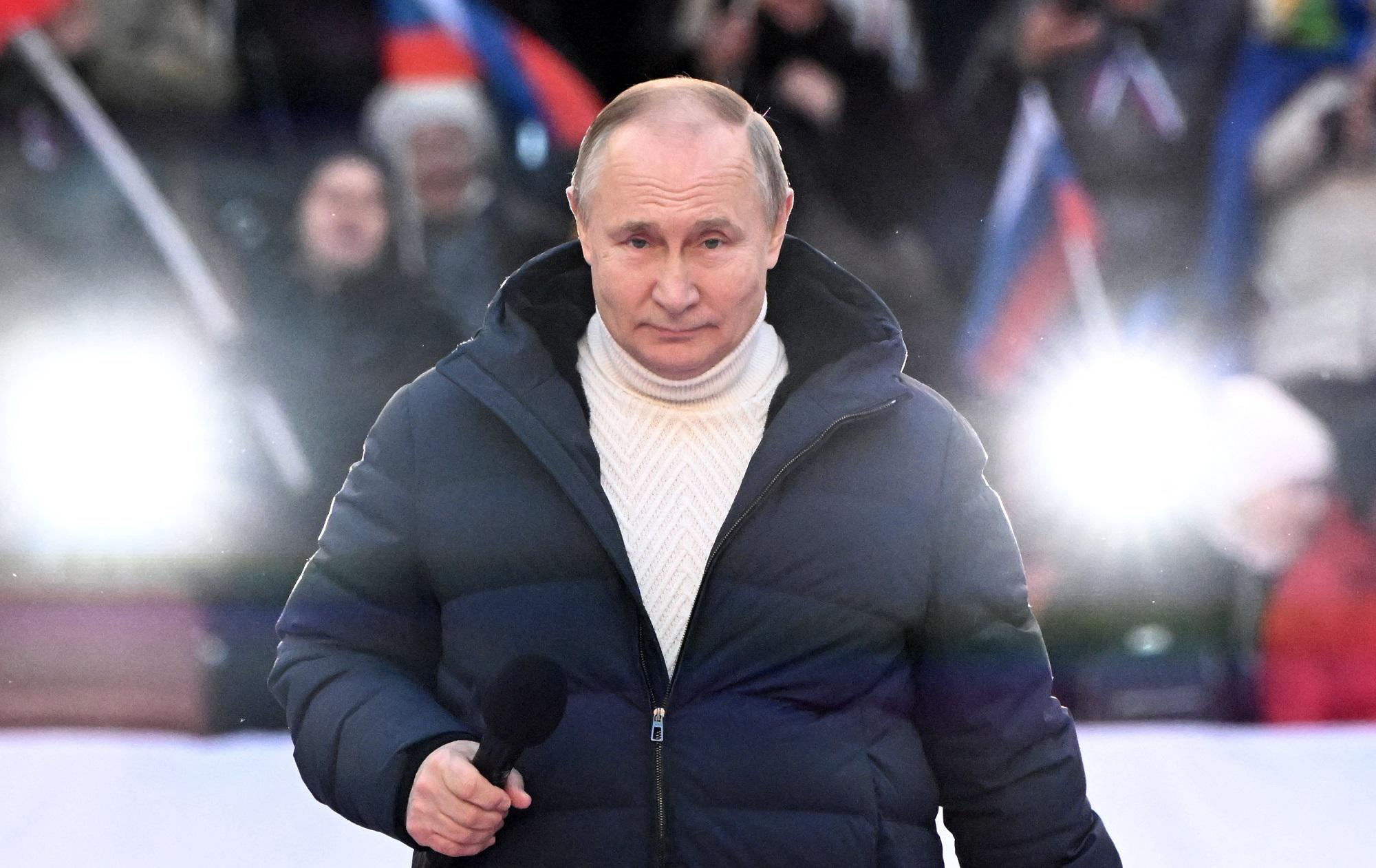 Guerra Ucraina, Putin e il discorso interrotto: teorie e battute sui social