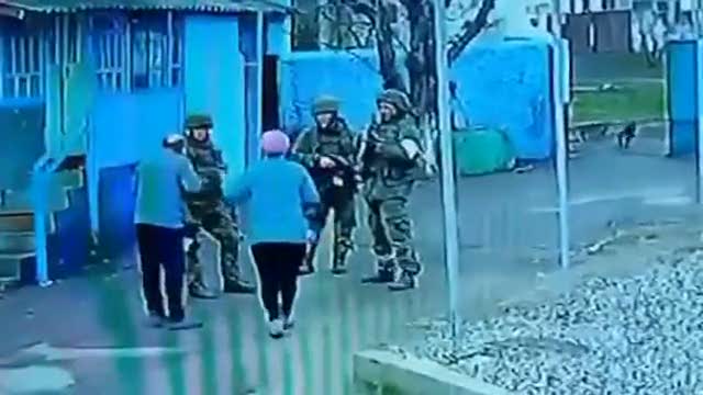 Guerra Ucraina-Russia, anziani cacciano soldati da giardino - Video