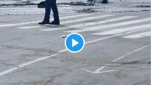 Guerra Ucraina-Russia, civili in ginocchio davanti al tank - Video