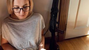 Guerra Ucraina-Russia, deputata in foto con kalashnikov: "Se serve lo userò"