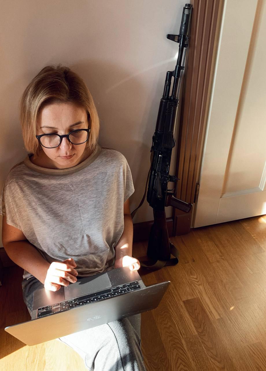 Guerra Ucraina-Russia, deputata in foto con kalashnikov: "Se serve lo userò"