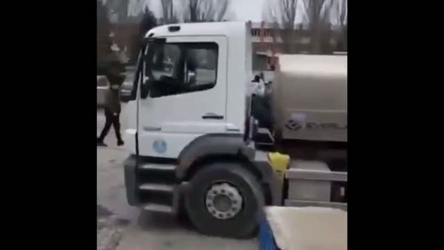 Guerra Ucraina-Russia, Mariupol assediata: in fila per acqua - Video