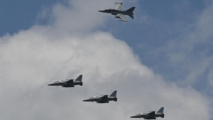 Guerra Ucraina-Russia, Mosca: "F-16 saranno considerati obiettivi legittimi"