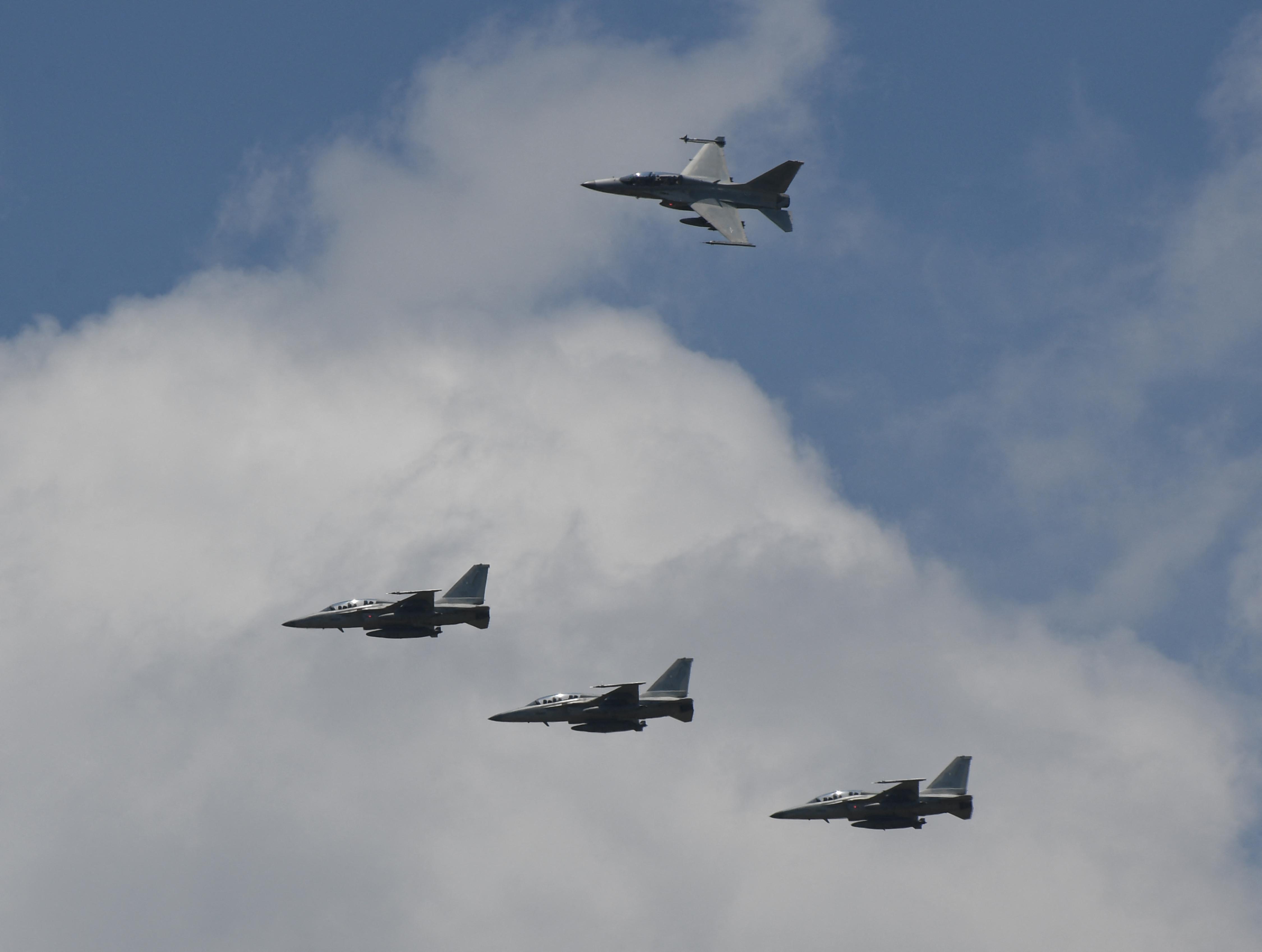 Guerra Ucraina-Russia, Mosca: "F-16 saranno considerati obiettivi legittimi"