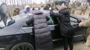 Guerra Ucraina-Russia, proposta di matrimonio al checkpoint - Video