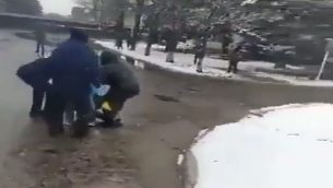 Guerra Ucraina-Russia, soldati sparano: civili feriti - Video