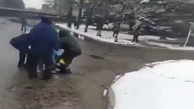 Guerra Ucraina-Russia, soldati sparano: civili feriti - Video
