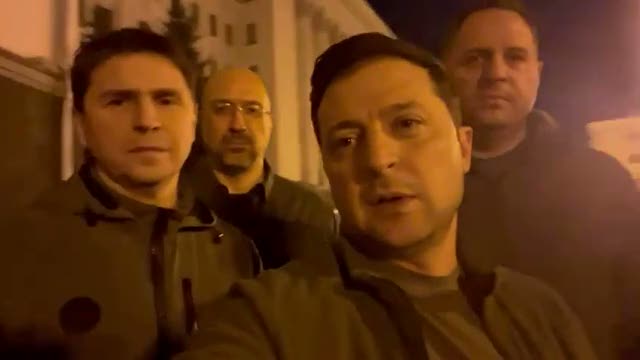 Guerra Ucraina-Russia, Zelensky in mimetica: "Difendiamo paese" - Video