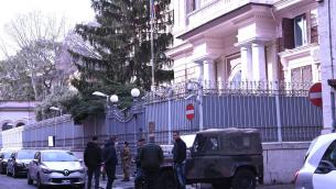 Guerra Ucraina, secchio vernice contro ambasciata Russia a Roma