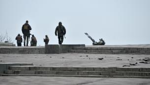 Guerra Ucraina, soldati Russia prigionieri colpiti a gambe: video choc
