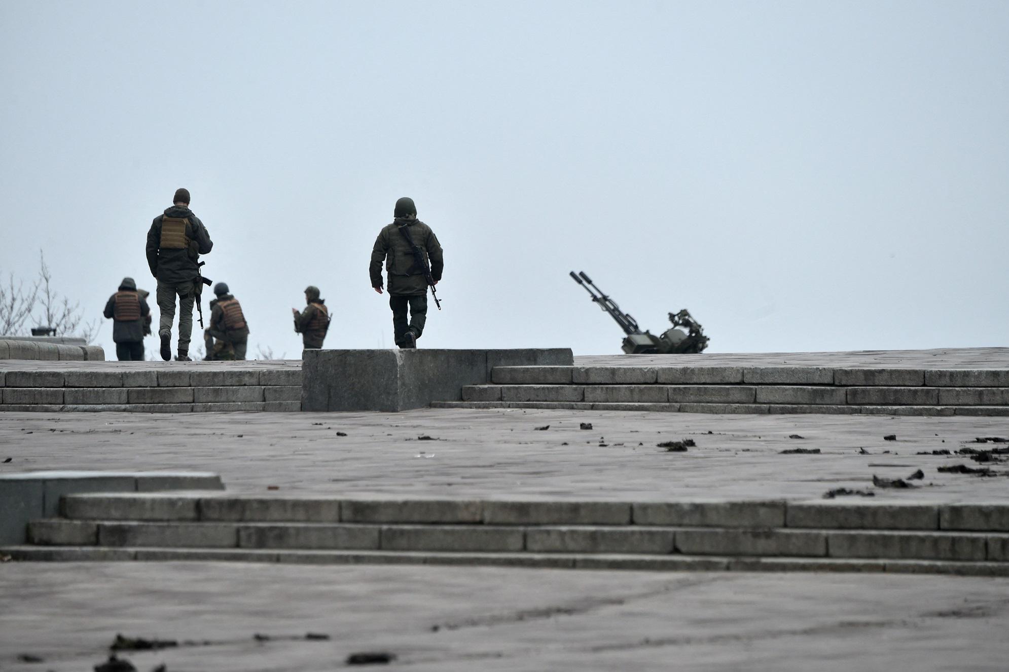 Guerra Ucraina, soldati Russia prigionieri colpiti a gambe: video choc