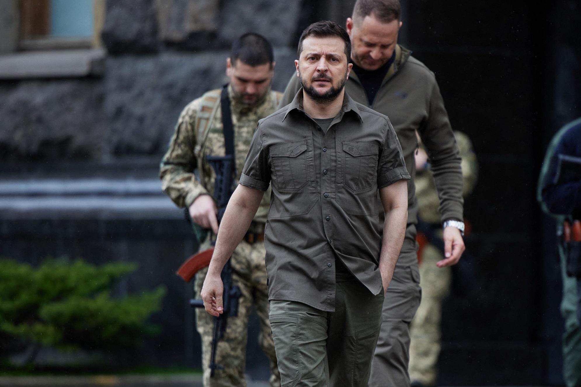 Guerra Ucraina, Zelensky: "Con Biden concordati 800 mln in armi, grato per aiuto"