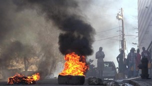 Haiti, scontri all'aeroporto: decine di migliaia fuggono dalla capitale