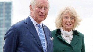 Halloween in Kenya per Carlo e Camilla con i fantasmi del colonialismo