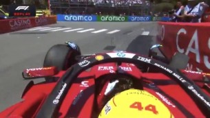 Hamilton, incidente a Monaco: colpisce le barriere e una gomma si stacca - Video