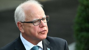 Harris sceglie il vice: chi è Walz, governatore del Minnesota