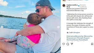 Harry in barca con in braccio Lillibet senza salvagente: è polemica sui social