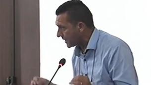 "I comunisti mangiano i bambini", lo show del consigliere - Video