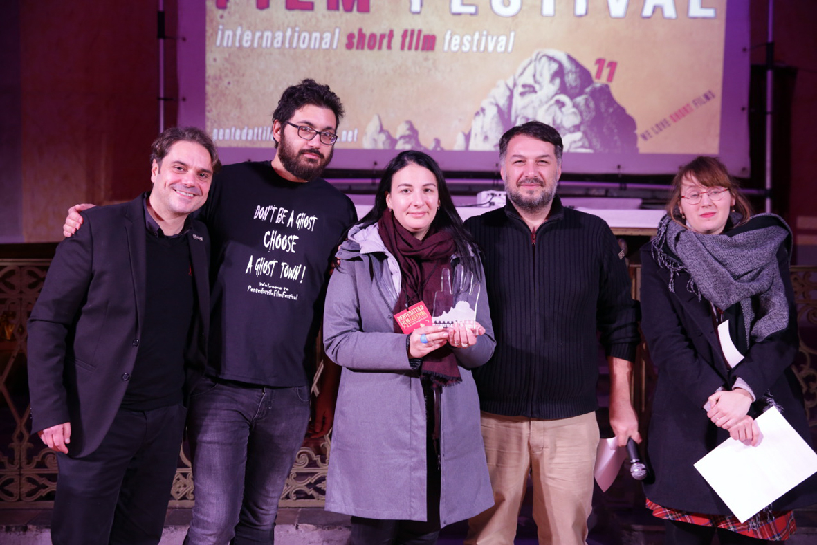 i-direttori-artistici-e-i-giurati-premiano-la-menzione-special-di-animazione-and-the-moon-stands-still-1