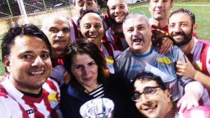 I giornalisti consegnano il premio a Nunzia Le Piane