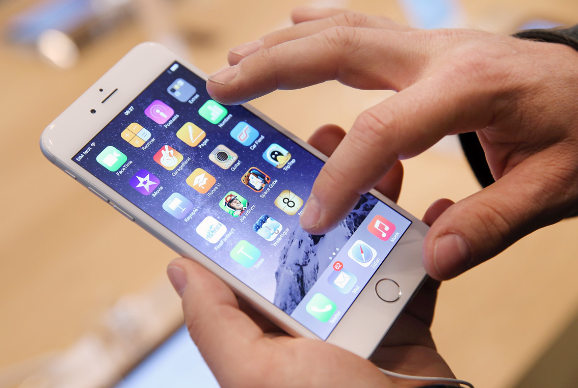 Apple Starts iPhone 6 Sales In Germany