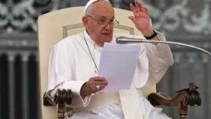IA, la provocazione del Papa: "Siamo sicuri di voler continuare a chiamarla intelligenza?"