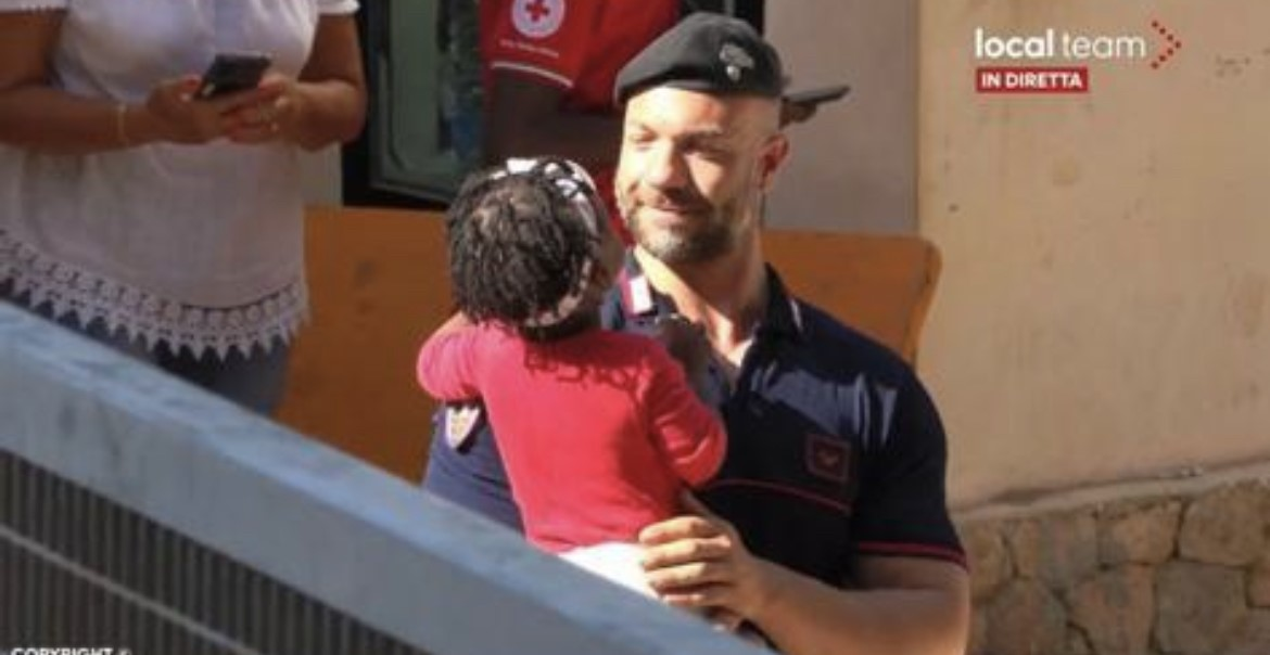 Il carabiniere Pasquale, il 'gigante buono' di Lampedusa