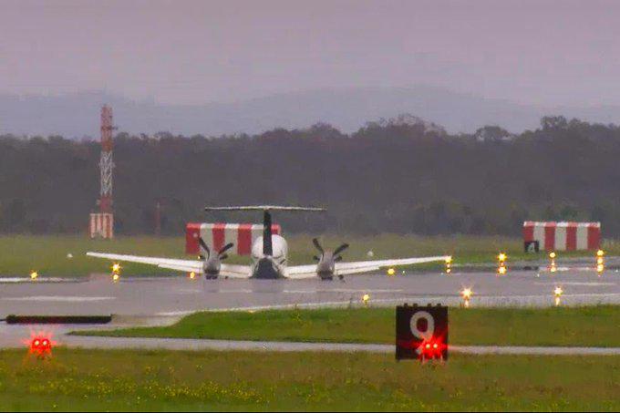 Il carrello non funziona, spettacolare atterraggio d’emergenza in Australia - Video