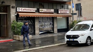 Il complice, la serranda, le forbiciate del titolare: come è morto il rapinatore ucciso a Milano