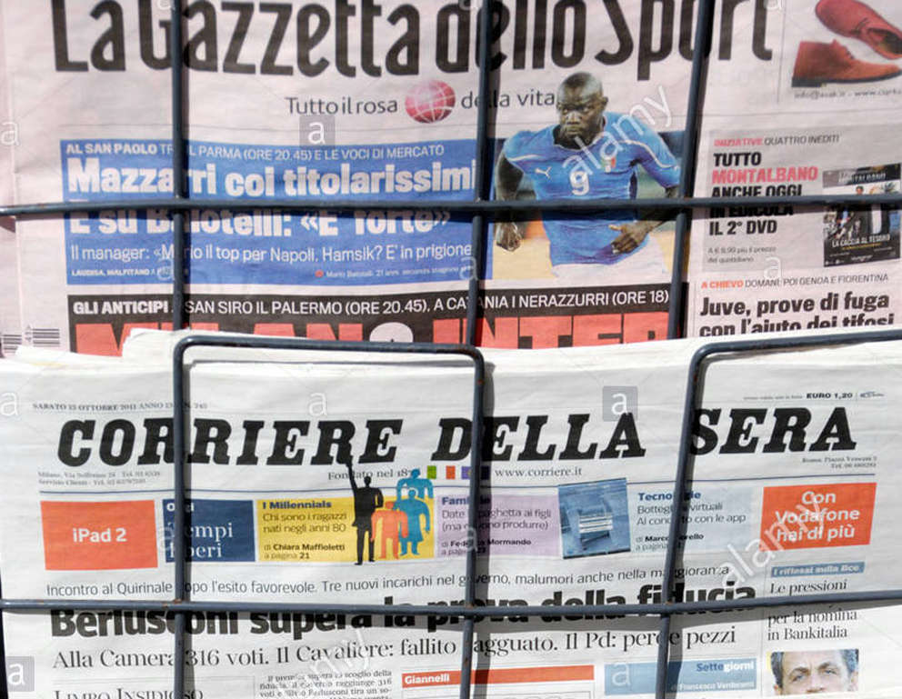 il-corriere-della-sera-e-gazzetta-dello-sport-italiano-quotidiani-su-un-piedistallo-di-notizie-c8dn3k