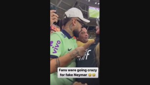 Il finto Neymar in tribuna, delirio allo stadio - Video