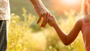Il lavoro di padre in figlio: come sono cambiati sogni, valori e prospettive professionali