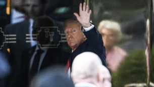 Il messaggio di Trump: "Oggi mi arrestano, giorno tragico"