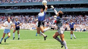 Il pallone della 'mano di Dio' di Maradona venduto all'asta a Londra per 2,4 mln di euro