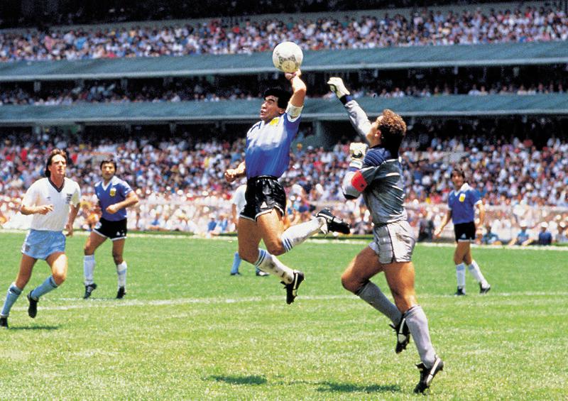 Il pallone della 'mano di Dio' di Maradona venduto all'asta a Londra per 2,4 mln di euro