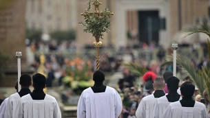 Il Papa di nuovo a sopresa in piazza San Pietro: "Buona Domenica delle Palme"