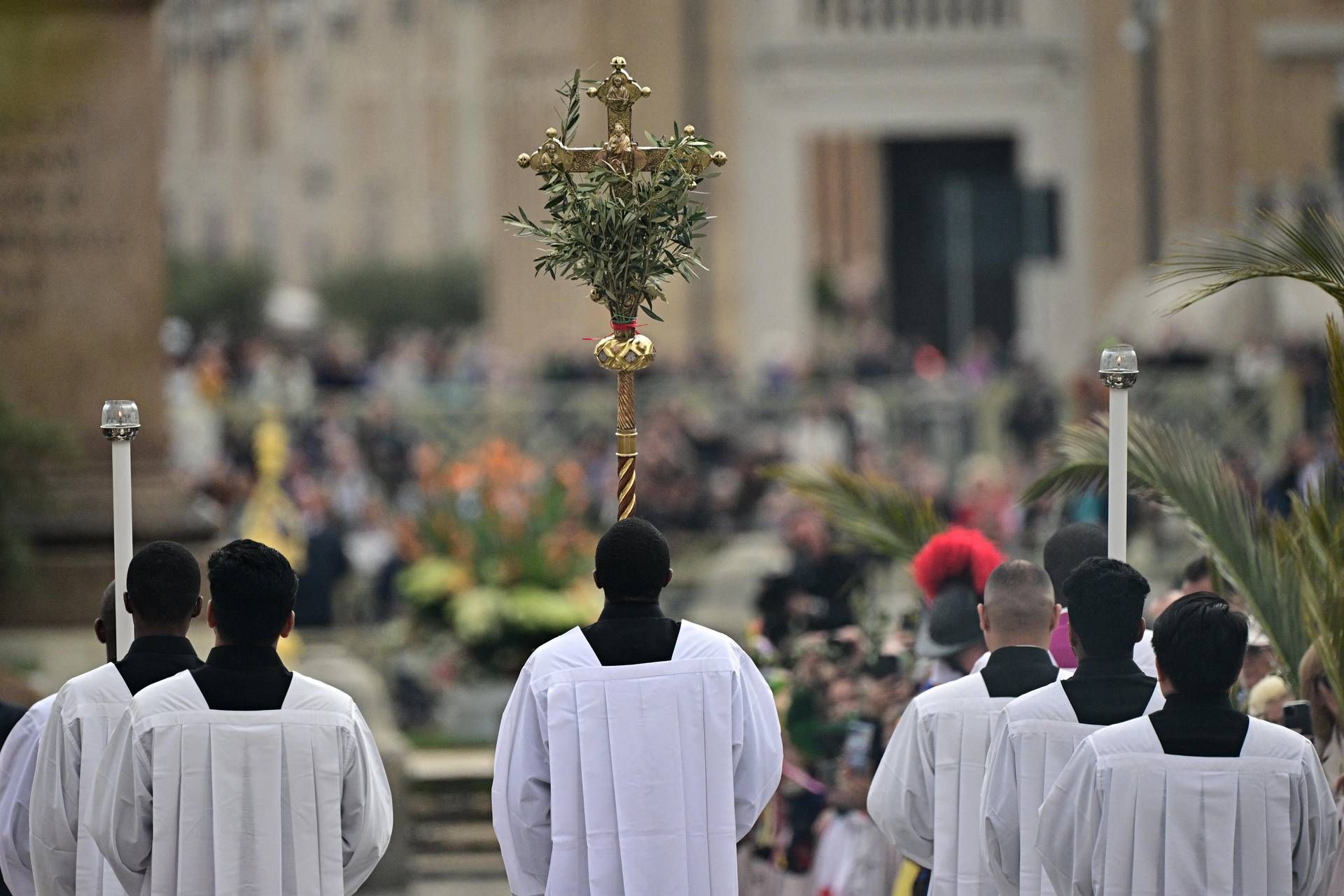 Il Papa di nuovo a sopresa in piazza San Pietro: "Buona Domenica delle Palme"