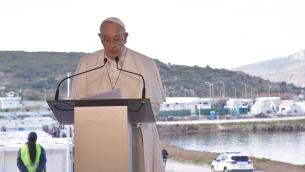 Il Papa tra i rifugiati di Lesbo, il messaggio all'Europa