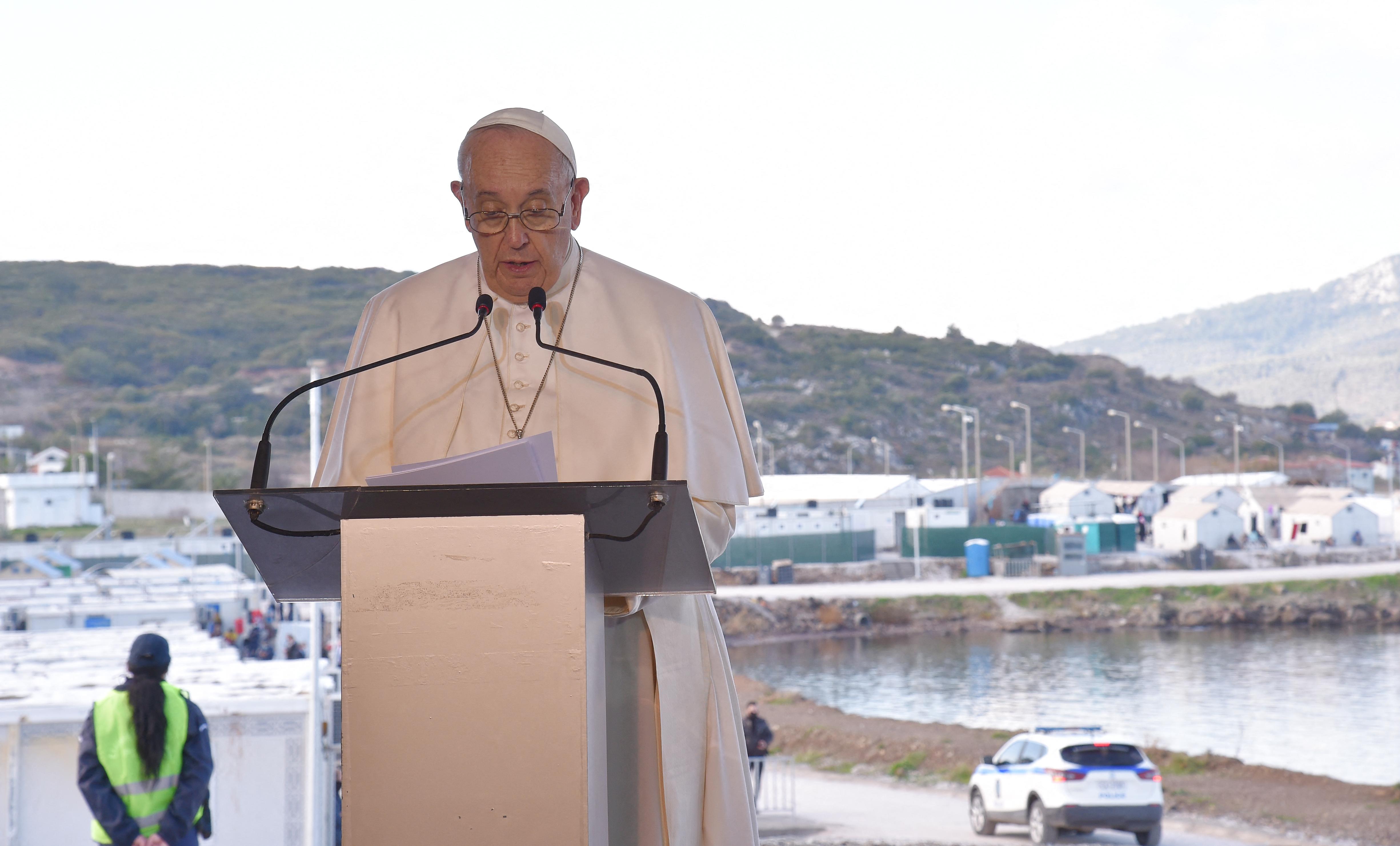 Il Papa tra i rifugiati di Lesbo, il messaggio all'Europa