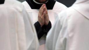 Il parroco: "Chi non è vaccinato non venga in chiesa": polemiche