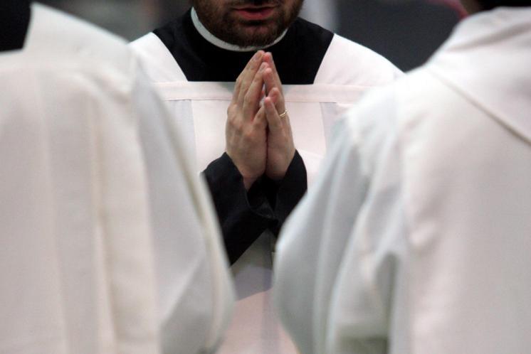 Il parroco: "Chi non è vaccinato non venga in chiesa": polemiche
