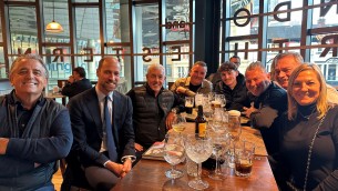 Il principe William al pub, si gode una pinta con i tifosi dell'Aston Villa